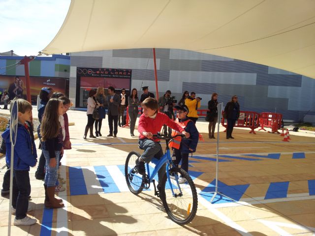 Ayuntamiento, Tráfico y Centro Comercial Almenara ponen en marcha la segunda fase del Programa de Educación Vial 2014 - 2, Foto 2