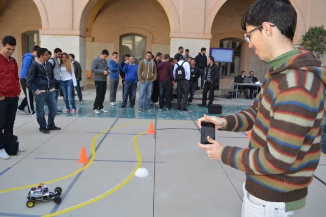 Dos estudiantes de Bachillerato triunfan en Industriales con su coche teledirigido con el móvil - 1, Foto 1