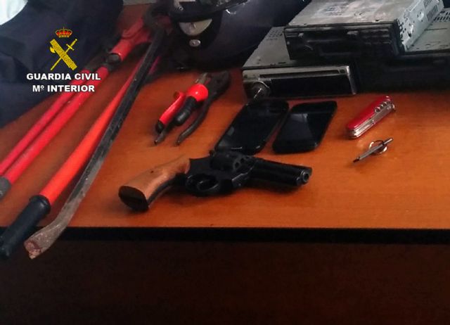 La Guardia Civil detiene a dos jóvenes dedicados a la comisión de robos y al tráfico de drogas - 2, Foto 2