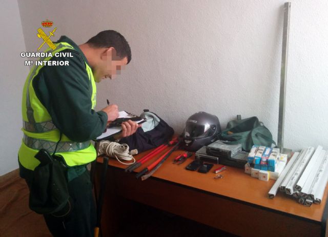 La Guardia Civil detiene a dos jóvenes dedicados a la comisión de robos y al tráfico de drogas - 3, Foto 3
