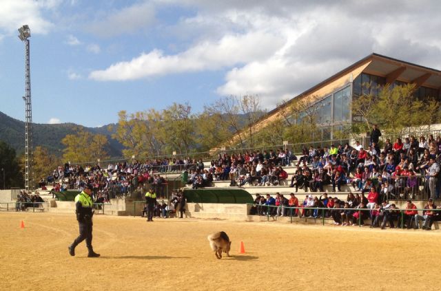Exhibicion de la Unidad Caninca de la Policia Local a los alumnos de secundaria - 1, Foto 1
