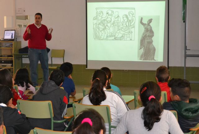 Los escolares descubren la infancia en la época romana y el paso de esta civilización por el municipio - 2, Foto 2