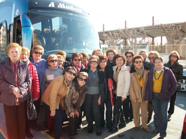 El Ayuntamiento de Lorca organiza una visita con la asociación de Amas de Casa a las Bodegas Luzón de Jumilla por el Día Mundial del Consumidor - 1, Foto 1