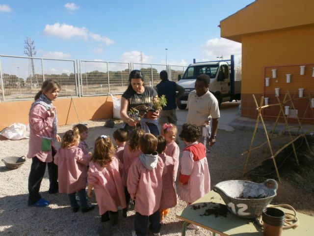 Los pequeños de las guarderías aprenden a cuidar sus huertos - 2, Foto 2