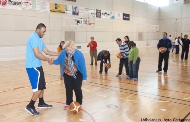 Los alumnos de APICES juegan al baloncesto con sus ídolos - 1, Foto 1