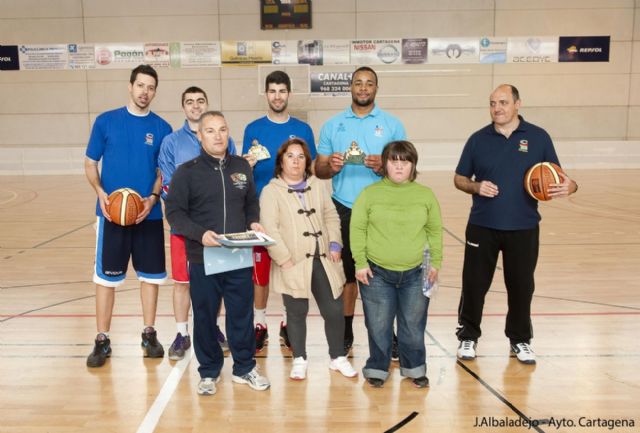 Los alumnos de APICES juegan al baloncesto con sus ídolos - 4, Foto 4