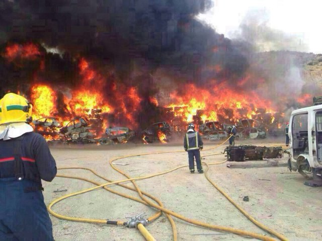 Incendio en desguace de coches en La Hoya de Lorca - 1, Foto 1