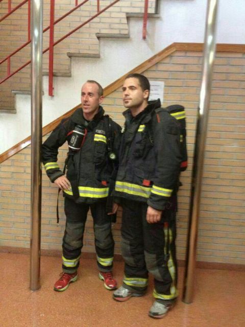 Dos bomberos equipados con su vestimenta correrán la Media Maratón de Murcia - 1, Foto 1