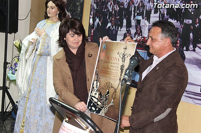 Se presenta el cartel del 