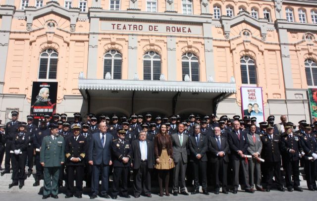 60 policías locales son condecorados por sus méritos o relevantes servicios en la festividad de su Patrón - 1, Foto 1