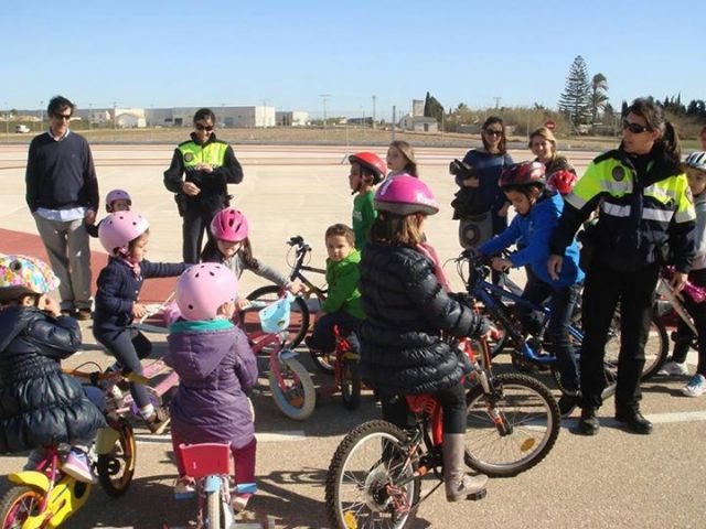 Alumnos del Fulgencio Ruiz y sus familias aprenden a moverse más seguros en el entorno vial - 1, Foto 1