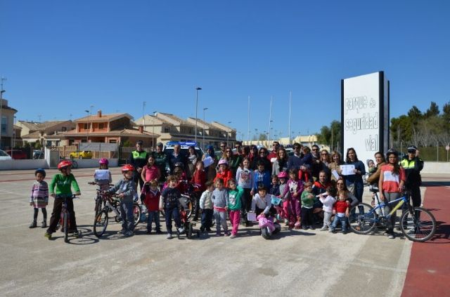 Alumnos del Fulgencio Ruiz y sus familias aprenden a moverse más seguros en el entorno vial - 2, Foto 2