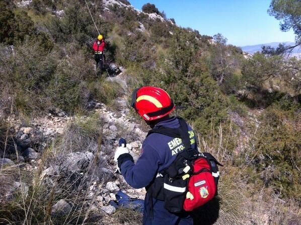 Protección Civil rescata con un helicóptero a un senderista en la falda sur de la Sierra del Pericay - 1, Foto 1