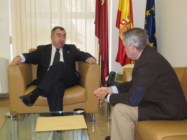 El consejero de Presidencia recibe al alcal de de Ojós - 1, Foto 1