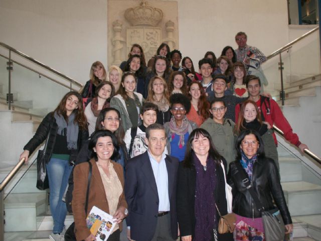 El alcalde recibe a un grupo de alumnos del Liceo Laura Bassi de la ciudad italiana de Bolonia - 1, Foto 1