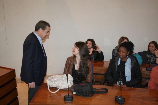 El alcalde recibe a un grupo de alumnos del Liceo Laura Bassi de la ciudad italiana de Bolonia - 2, Foto 2