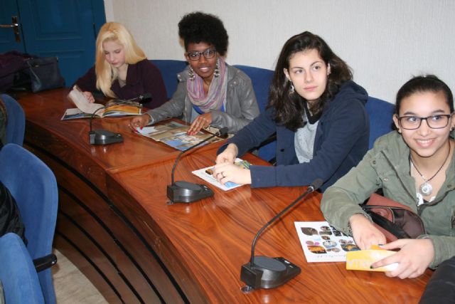 El alcalde recibe a un grupo de alumnos del Liceo Laura Bassi de la ciudad italiana de Bolonia - 3, Foto 3