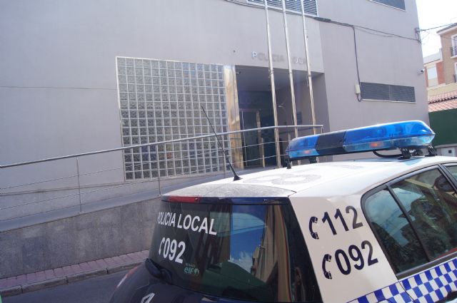 The Local Police identifies and makes available to the Guardia Civil who robbed two people inside vehicles in Totana, Foto 1