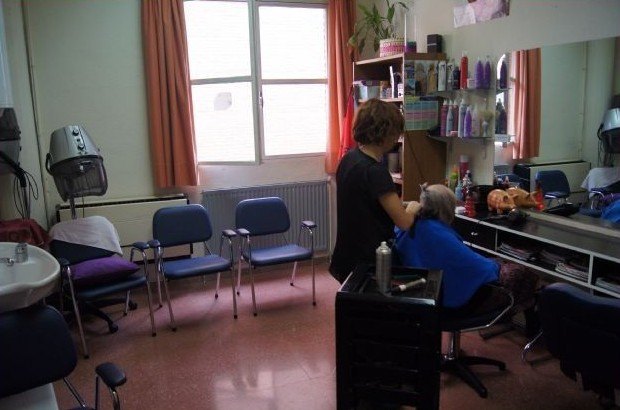 La Junta de Gobierno Local aprueba la adjudicación del servicio de peluquería del Centro Municipal de Personas Mayores de la Balsa Vieja, Foto 1
