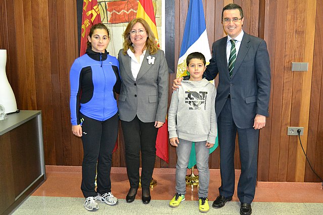 La alcaldesa felicita a Adrián Gracia y Cristina Gómez por sus victorias en los campeonatos de squash sub 11 y sub 19 - 1, Foto 1