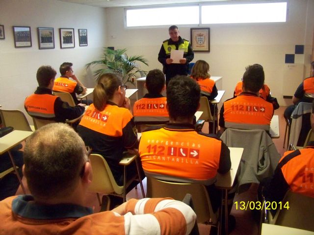 Agentes de la Policia Local, asi como personal medico, imparten una charlas formativas a jóvenes de Protección Civil - 1, Foto 1