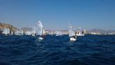 82 barcos de vela infantil surcan las aguas de la Bah�a de Mazarr�n