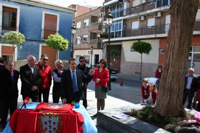 96 alumnos del entonces colegio público Jacinto Benavente recuerdan tras 25 años, la plantación del más legendario olmo en su plaza - 3, Foto 3
