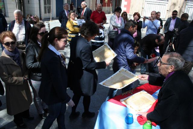 96 alumnos del entonces colegio público Jacinto Benavente recuerdan tras 25 años, la plantación del más legendario olmo en su plaza - 4, Foto 4