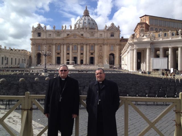 Mons. Lorca Planes junto a Mons. García Beltrán frente a la Basílica de San Pedro, durante la Visita Ad Limina de los obispos españoles, a comienzos de marzo, Foto 1
