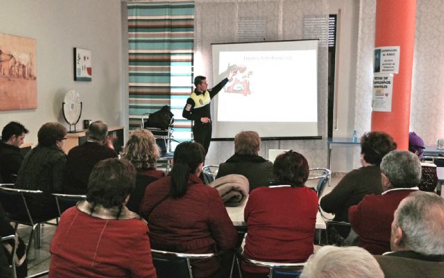 La Policía Local imparte charlas en los centros de la tercera edad para evitar timos y estafas de las personas mayores - 1, Foto 1