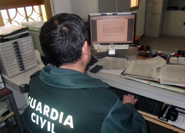 Fotos: Un guardia civil instruyendo diligencias y varias instantáneas de puesta a disposición judicial de detenidos (archivo)., Foto 1