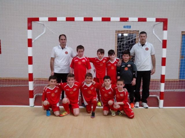 Equipo Benjamín Escuela Fútbol Sala Águilas tras el encuentro disputado en Puerto de Mazarrón, Foto 1