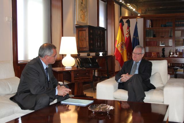 El presidente de la Comunidad, Ramón Luis Valcárcel, recibe al alcalde de Águilas, Bartolomé Hernández - 1, Foto 1