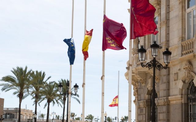 Luto en las banderas del Palacio Consistorial por la muerte de Adolfo Suárez - 1, Foto 1