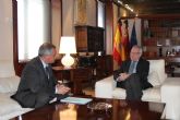 El presidente de la Comunidad, Ramn Luis Valcrcel, recibe al alcalde de guilas, Bartolom Hernndez