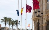 Luto en las banderas del Palacio Consistorial por la muerte de Adolfo Suárez