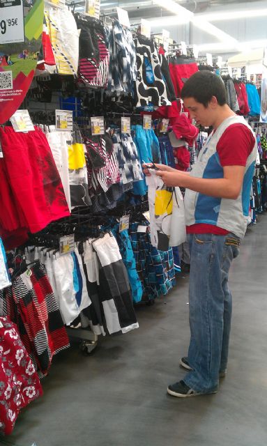 Una persona formada en ASTRADE realiza prácticas formativas en Decathlon Cartagena, Foto 1