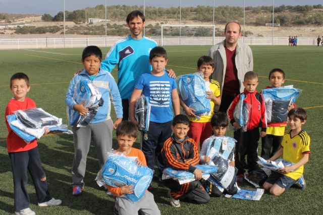 Entregadas las equipaciones de la escuela socio-deportiva de la Fundación Real Madrid - 1, Foto 1