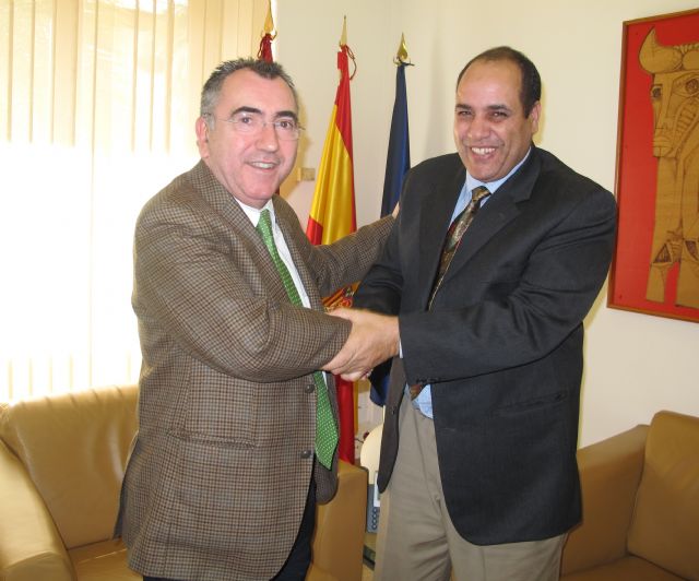 El consejero Manuel Campos se reúne con el delegado del Frente Polisario en la Región de Murcia - 1, Foto 1