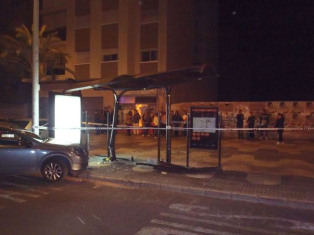 Un turismo arrolla a dos jóvenes que esperaban en una parada de autobús - 1, Foto 1