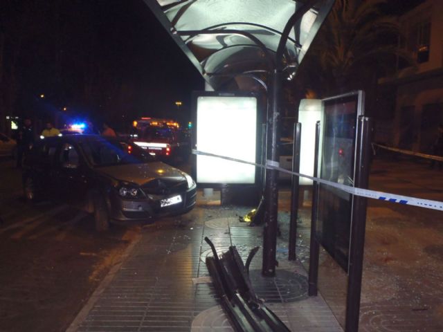 Un turismo arrolla a dos jóvenes que esperaban en una parada de autobús - 2, Foto 2