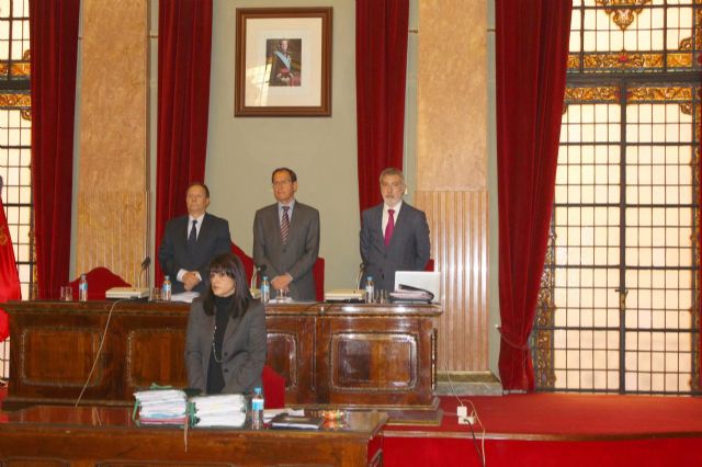 El Pleno guarda un minuto de silencio en señal de reconocimiento y respeto a Adolfo Suárez - 1, Foto 1
