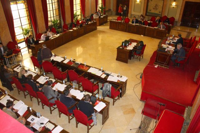 El Pleno guarda un minuto de silencio en señal de reconocimiento y respeto a Adolfo Suárez - 2, Foto 2