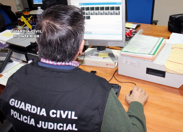 La Guardia Civil detiene a seis personas por difundir archivos pornográficos de una menor a través de teléfonos móviles - 2, Foto 2