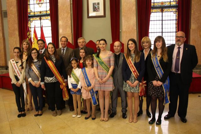 El Alcalde recibe a las ocho candidatas a Abanderada de la Fiesta de Moros y Cristianos - 1, Foto 1