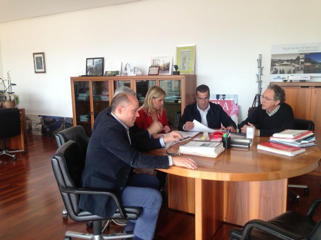 Las concejalías de Comercio y Calidad Urbana aúnan esfuerzos para que las obras de acceso al Mercado de Saavedra Fajardo transcurran con la mayor coordinación y celeridad posible - 2, Foto 2