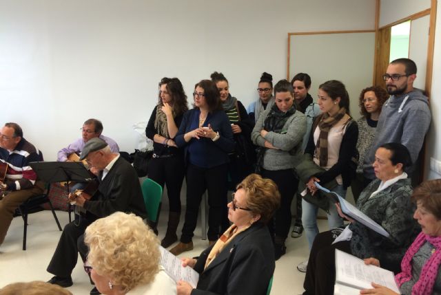 Los mayores torreños reciben la visita de estudiantes de Educación Social de la UMU - 1, Foto 1