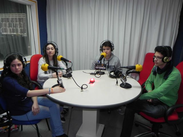 Alumnos de tres institutos de Molina conocen de cerca como es la radio por dentro - 1, Foto 1