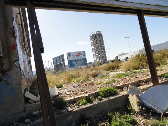 El Grupo Socialista exige la limpieza de varios vertederos en Puente Tocinos, plagados de basura y escombros - 1, Foto 1