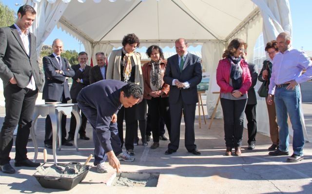 La Alcaldesa y el Consejero de Educación colocan la primera piedra de la nueva Escuela Infantil que se construirá junto al CEIP Asunción Jordán - 1, Foto 1